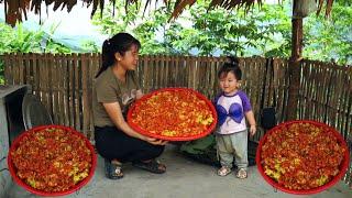 Cook sticky rice to color it with red rose leaves and turmeric root sell sticky rice release pigs