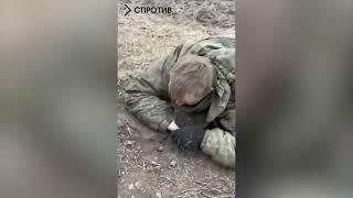 Уничтоженный КАМАЗ и раненый военный русский солдат