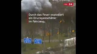 Krankenwagen explodiert nach Brand nahe dem Funkturm Berlin 30.03.2023