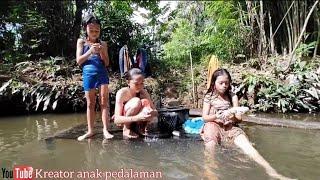 kehidupan suku Dayak di pedalaman Kalimantan barat dan pesona anak gadis nya yang  beranjak remaja