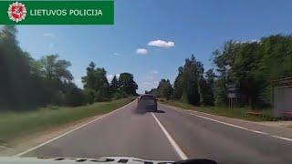 Driver Uses Smokescreen Throws Spikes During Dramatic High-Speed Chase in Lithuania