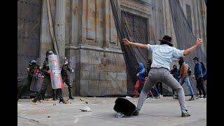 Manifestantes y policías se enfrentan en la Plaza de Bolívar de Bogotá en jornada de marchas