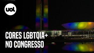 Congresso Nacional tem cores da bandeira LGBTQIA+ projetadas na fachada