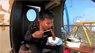 【塔吊司机生活记录】工地塔吊司机几十米高空做饭，一根香肠就是一餐，简直太美味了
