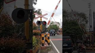 Palang Pintu Perlintasan Kereta Api Wage Rudolf Supratman Menutup #shorts