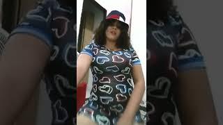 Juliana Rios dançando de calcinha amarela