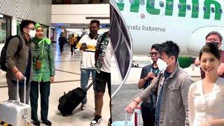 Ariel Noah Tiba di Bandar Udara Internasional Juanda Surabaya disambut oleh Pramugari Cantik