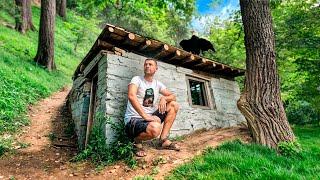 A man restores a collapsed STONE HOUSE a new ROOF and facade. PART 3