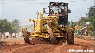 Amazing extreme motor grader spreading skills on road លីប៊ីល័រកៀរដីធ្វើផ្លូវ