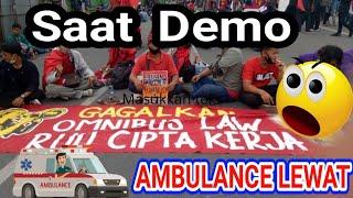 Ambulance Lewat Saat Demo Mahasiswa 08 Oktober 2020 di Perempatan Jalan Juanda Medan