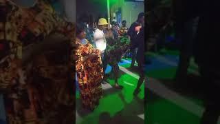 Wacheza baikoko uchi wakiwa baa wakifanya mchanganyo baikoko mpya African twerking dancing part 1