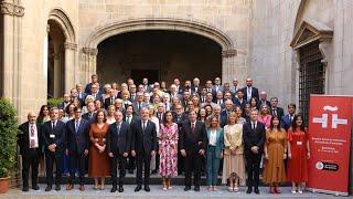 Saludo de la reina Letizia a los directivos del Instituto Cervantes en el Ayuntamiento de Barcelona