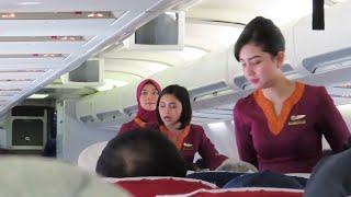 Intip Kesibukan Pramugari Cantik Sriwijaya Air dalam Pesawat Sejak Proses Boarding Hingga Landing