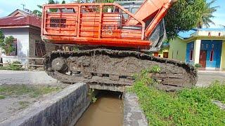 Wauw jembatan ini Hampir Roboh di Lewati Beko Besar excavator buldozer Komatsu hitachi Trado