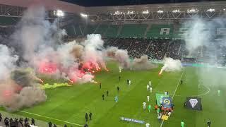 ASSE - ANGERS  Les fumigènes lancés sur la pelouse par les supporters Stéphanois