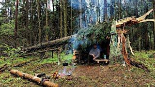 Лесное убежище в ливень и грозу Бушкрафт  bushcraft  forest survival  forest shelter