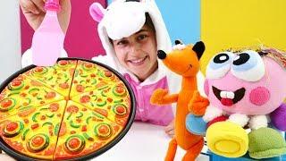 Unicorn çocuk videosu. Ayşe oyuncak pizza yapma takımını açıyor.  Kafe oyunu