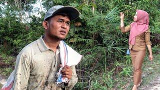 PNS CANTIK INI HANYA MEMBERI SEDIKIT UANG KEPADA PEMULUNG MISKIN. Keesokan Harinya Pns Itu Syok 