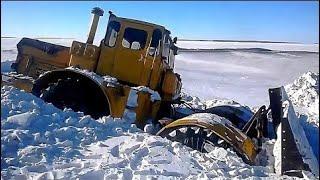 Кировцы К-700А К-744 пробивают снег Powerful Soviet tractors К-701 break through the snow