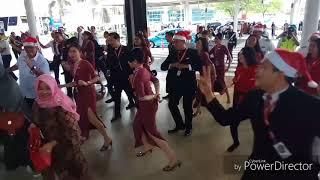 Pramugari & Pilot Lion Group Berdansa Flashmob di Bandara Sukarno-Hatta