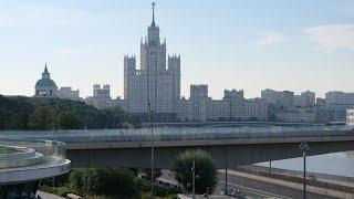 Прогулка по обзорной площадке «парящему мосту» в парке «Зарядье» города Москвы