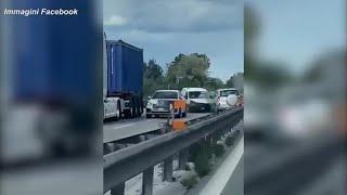 Incidente frontale in superstrada la folle corsa del suv in contromano