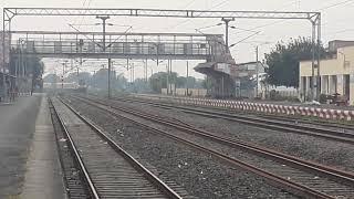 Jammu Barauni Express  अपनी पूरी रफ़्तार से गोरखपुर की ओर जाती हुई