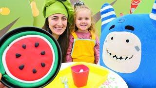 Çocuklar için yemek yapma oyunları. Play-Doh oyun hamuru ile karpuz pasta. Anne Kız kafe