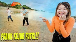 PRANK KEJAR PUTRI DI PANTAI DIA KETAKUTAN SAMPAI JATUH