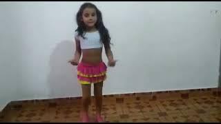 Niña falda rosa bailando  Fashion kid´s parte 2