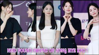 SONG HYE KYO REVEALED HER NEW FRIEND IN PUBLIC  FANS WERE SURPRISED   BLUE DRAGON SERIES AWARDS
