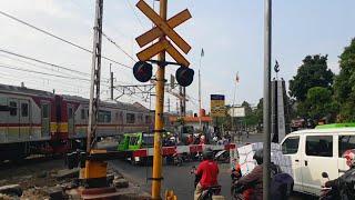 Double Headed KRL Commuterline Bogor Perlintasan Kereta Api Kebon Pedes JPL 28 Kereta Palang Kayu