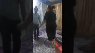 رقص عراقي منزلي مع امه وينزعها