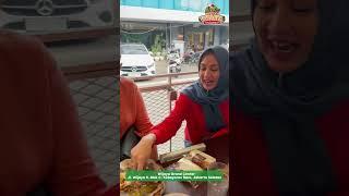 Dina Lorenza nikmat banget makan Nasi Bejeg Wijaya