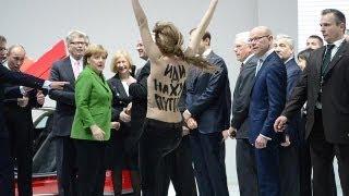 نساء عاريات الصدور يتظاهرن ضد بوتين أثناء زيارته...
