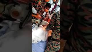 Kemaluan zakar penis kote punai lelaki India masuk paip bomba potong.