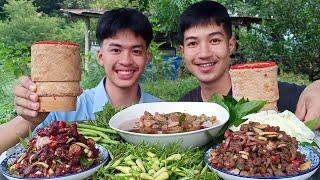 ส้าจิ้นเครื่องแน่นๆ พร้อมกับต้มขม และผักสดๆข้าวเหนียวร้อนๆ.