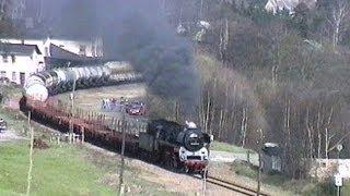 DR-Traditionslokomotive  58 3047-6 mit schwerem Güterzug durchs Vogtland - April 1995