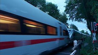 Bahnübergang im Krugfeld Hildesheim Züge am Mittwoch 12.6.2024 ICE 4 Doppeltraktion Güterzüge