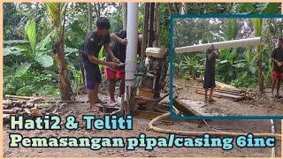 Proses pemasangan pipa casing pada sumur bor .