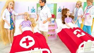 Puppen werden in einem Krankenwagen ins Krankenhaus gebracht  Doktor Barbie-Puppen Krankenschwester