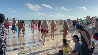 Completamente llena la playa de Miami Beach el primer día del 2022