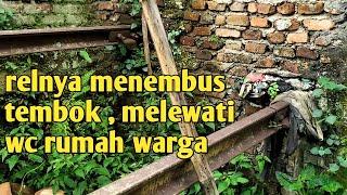 JEMBATAN KA CIMANUK LEWIDAUN  RELNYA MENEMBUS TEMBOK & MELEWATI WC RUMAH WARGA