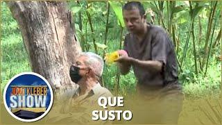 Malandro assusta a galera na praça e sai correndo