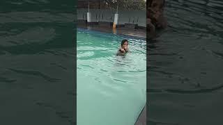 Gaya Cewek cantik berenang malu