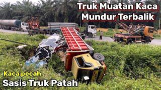 Truk Muatan Kaca Mundur Terbalik Di Bukit Kodok