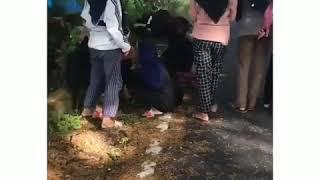 cewe adu jotos sampe masuk peceran  cewe dipare pare berkelahi sampe masuk got