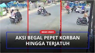 TEREKAM CCTV Aksi Begal di Indramayu Modus Pepet Korban Hingga Terjatuh