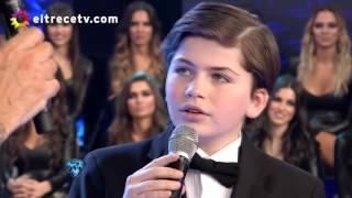 Martín de 12 años cantó Caruso y conmovió a todo el piso