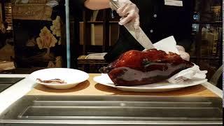 Cutting of Lychee wood roast Peking goose in Jade Dragon 譽瓏軒北京烤鵝